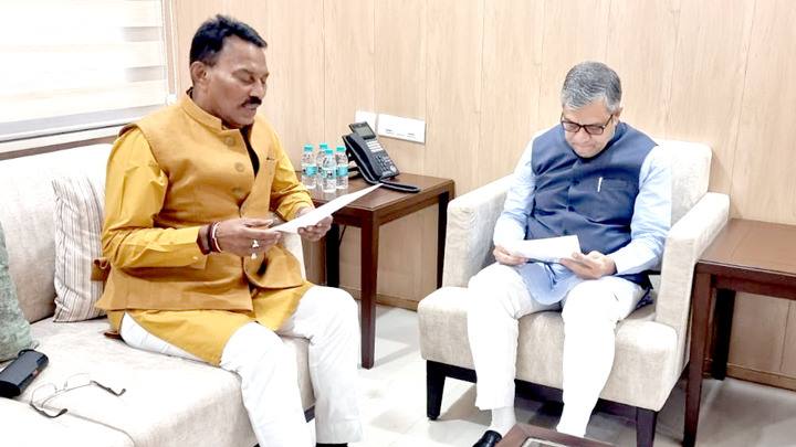 केंद्रीय रेल मंत्री श्री वैष्णव से मंत्री श्री सिलावट ने नई दिल्ली में सौजन्य भेंट की